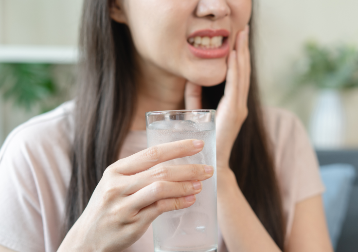 歯がしみるのは虫歯？知覚過敏？違いと見分け方を歯科医が解説